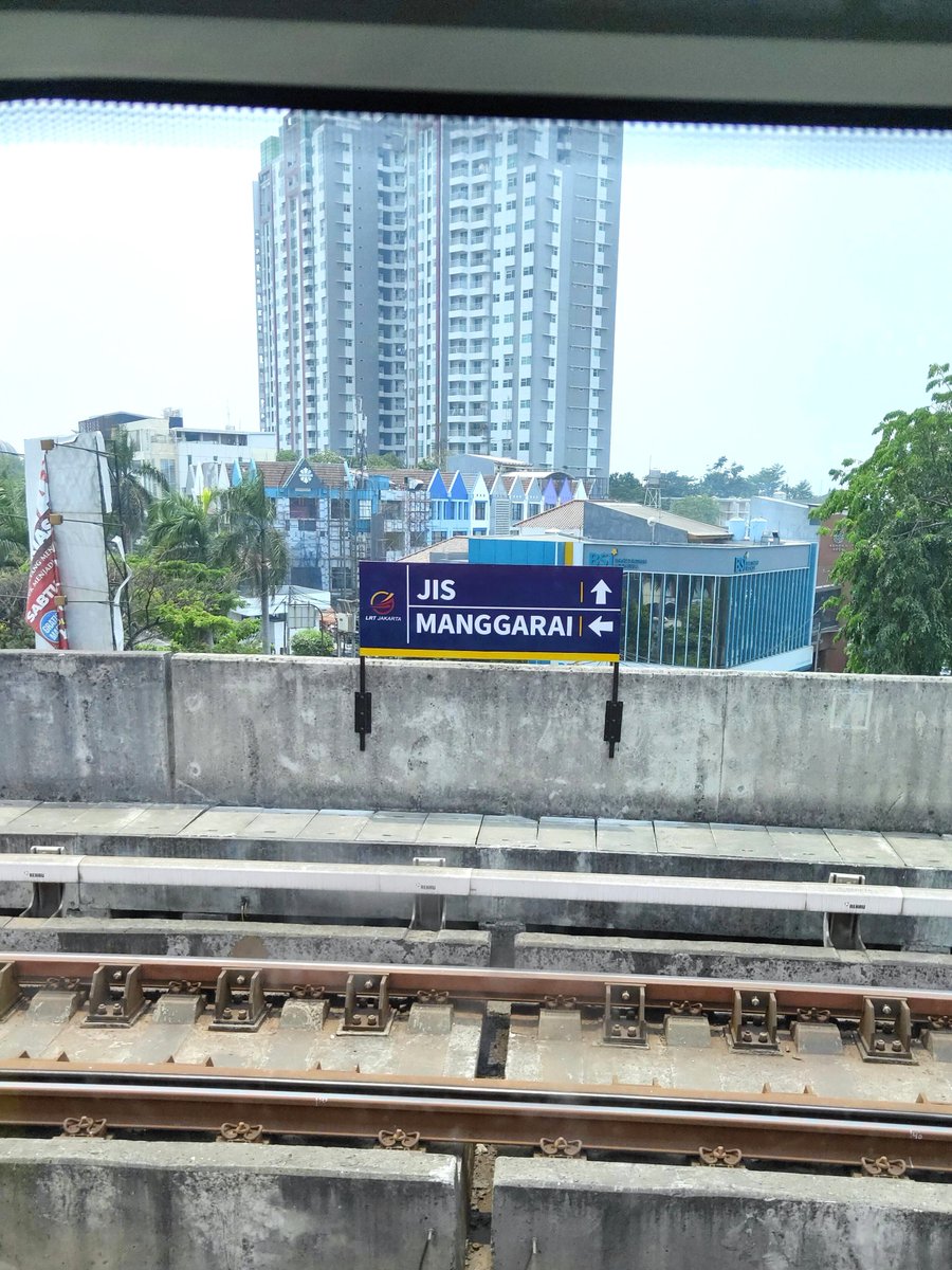 txttransportasi's tweet photo. Kelak di titik ini akan menjadi percabangan jalur LRT Jakarta menuju ke JIS dan Halim (stasiun kereta cepat). https://t.co/fkHAvOgyhk
