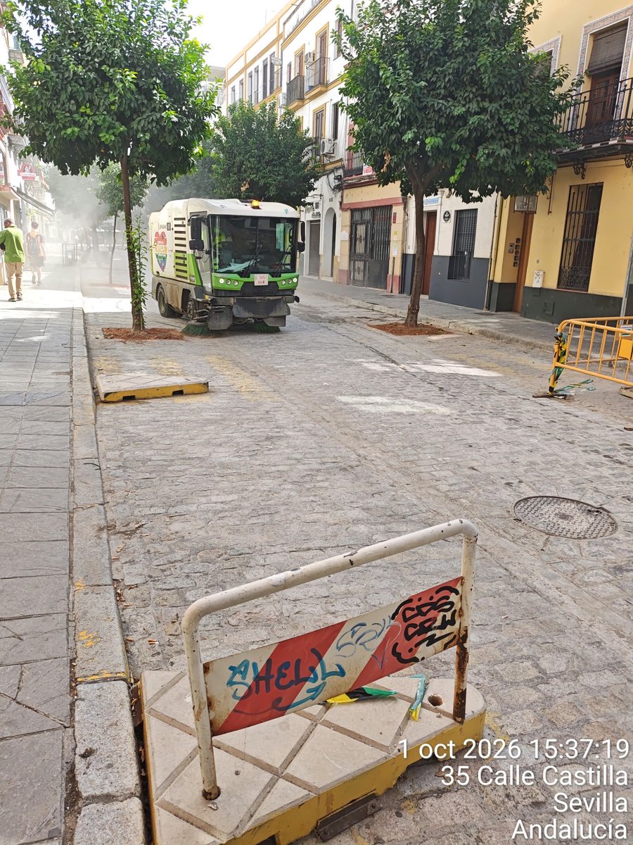 DtoTriana's tweet photo. 📍Calle catilla

🧹A lo largo de la mañana de hoy, varios operativos de @LipasamSevilla han actuado en la calle Castilla para que esté a punto para su reapertura al trafico mañana día 2 de octubre.

#SevillaEstáEnMarcha https://t.co/e7YxnF5Z9V