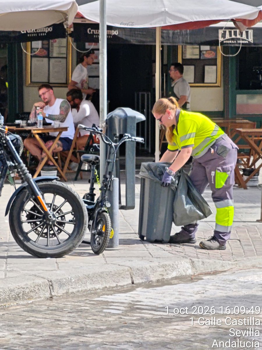 DtoTriana's tweet photo. 📍Calle catilla

🧹A lo largo de la mañana de hoy, varios operativos de @LipasamSevilla han actuado en la calle Castilla para que esté a punto para su reapertura al trafico mañana día 2 de octubre.

#SevillaEstáEnMarcha https://t.co/e7YxnF5Z9V