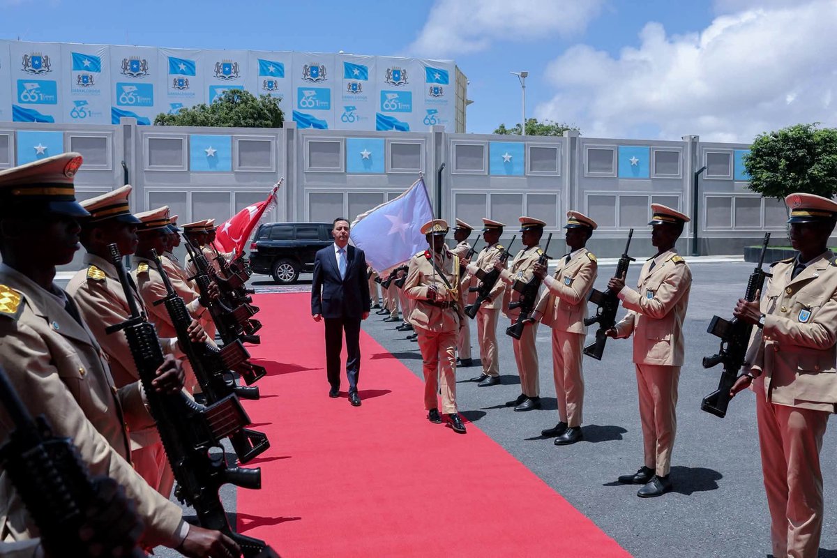 TC_MogadisuBE's tweet photo. Büyükelçi Ferhat Alkan, 
Güven Mektubu’nu bugün Somali Federal Cumhuriyeti Cumhurbaşkanı Sayın Hassan Sheikh Mohamud’a sunmuştur. 

Safiir Ferhat Alkan ayaa maanta Aqalka Madaxtooya kula kulmay Madaxwaynaha Jamhuuriyadda Federaalka Soomaaliya Mudane Xasan Sheekh Maxamuud, isaga oo u gudbiyay warqadahiisa aqoonsigiisa ee denjirannimo.

Ambassador Ferhat Alkan today presented the Letter of Credentials to H.E. Hassan Sheikh Mohamud, President of the Federal Republic of Somalia.