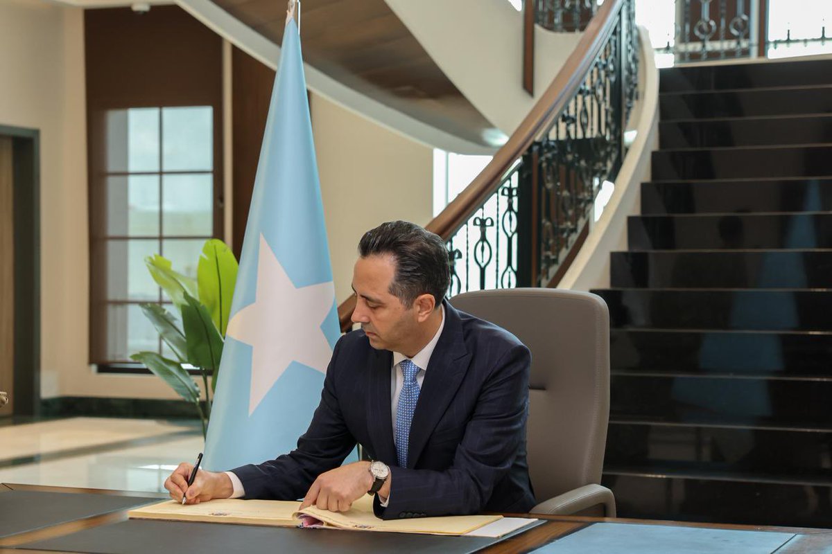 TC_MogadisuBE's tweet photo. Büyükelçi Ferhat Alkan, 
Güven Mektubu’nu bugün Somali Federal Cumhuriyeti Cumhurbaşkanı Sayın Hassan Sheikh Mohamud’a sunmuştur. 

Safiir Ferhat Alkan ayaa maanta Aqalka Madaxtooya kula kulmay Madaxwaynaha Jamhuuriyadda Federaalka Soomaaliya Mudane Xasan Sheekh Maxamuud, isaga oo u gudbiyay warqadahiisa aqoonsigiisa ee denjirannimo.

Ambassador Ferhat Alkan today presented the Letter of Credentials to H.E. Hassan Sheikh Mohamud, President of the Federal Republic of Somalia.