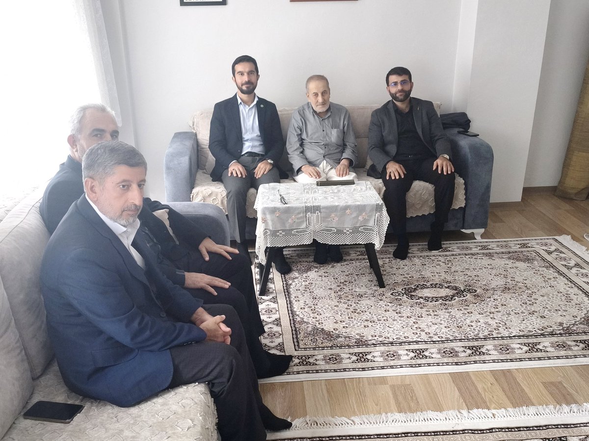 ZekiAras16's tweet photo. Gençlerimize çağrımızdır: Yaşlılarımızın dizinin dibinde oturup hikmetli sözlerini dinleyin.

"1 Ekim Dünya Yaşlılar Günü" vesilesiyle Bursa’mızın bereket kaynağı olan ak saçlı ak sakallı büyüklerimizin ellerini öptük, hayır dualarını istedik. 

Onların duası, çalışmalarımızdaki en büyük berekettir.