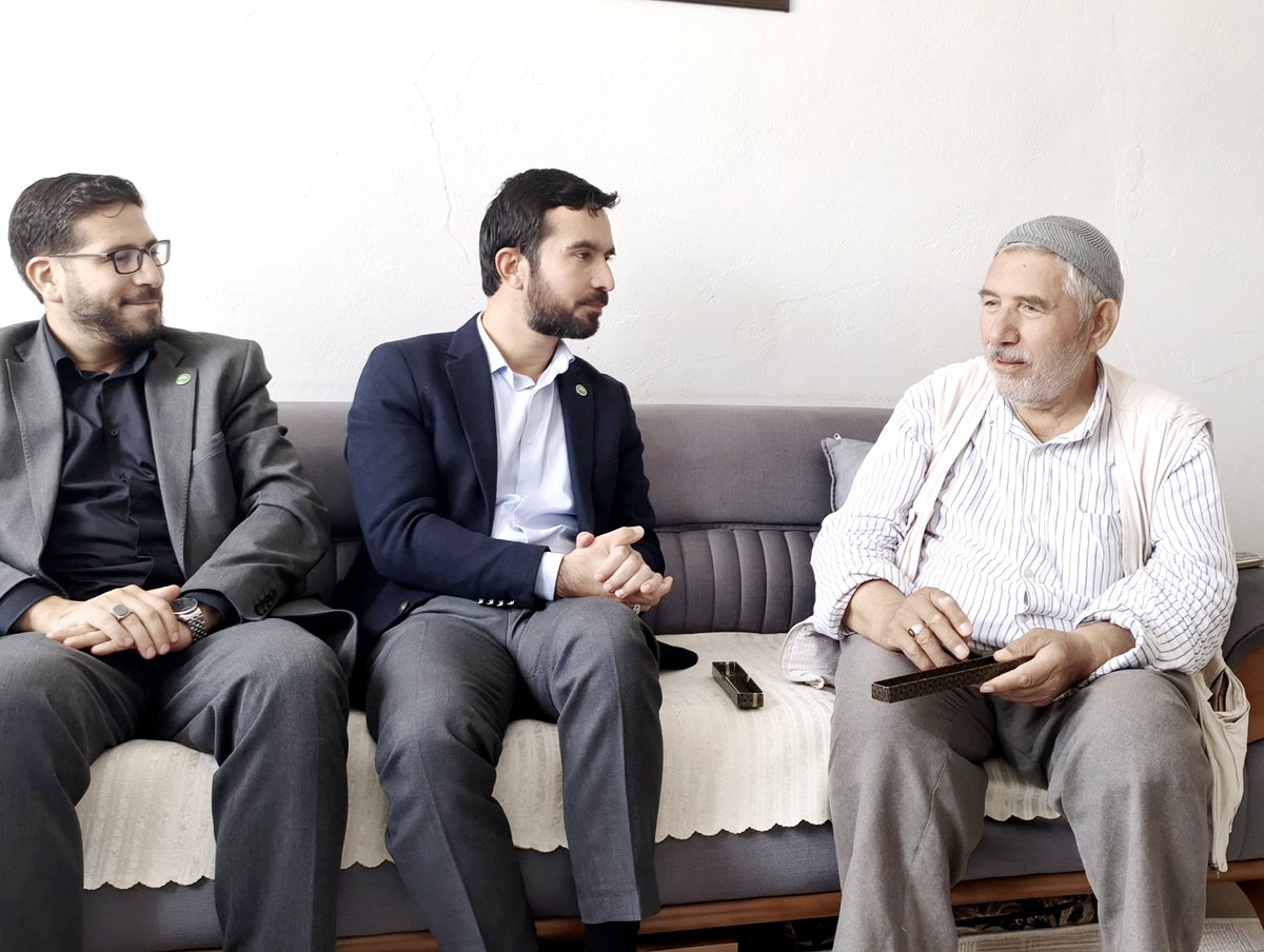 ZekiAras16's tweet photo. Gençlerimize çağrımızdır: Yaşlılarımızın dizinin dibinde oturup hikmetli sözlerini dinleyin.

"1 Ekim Dünya Yaşlılar Günü" vesilesiyle Bursa’mızın bereket kaynağı olan ak saçlı ak sakallı büyüklerimizin ellerini öptük, hayır dualarını istedik. 

Onların duası, çalışmalarımızdaki en büyük berekettir.