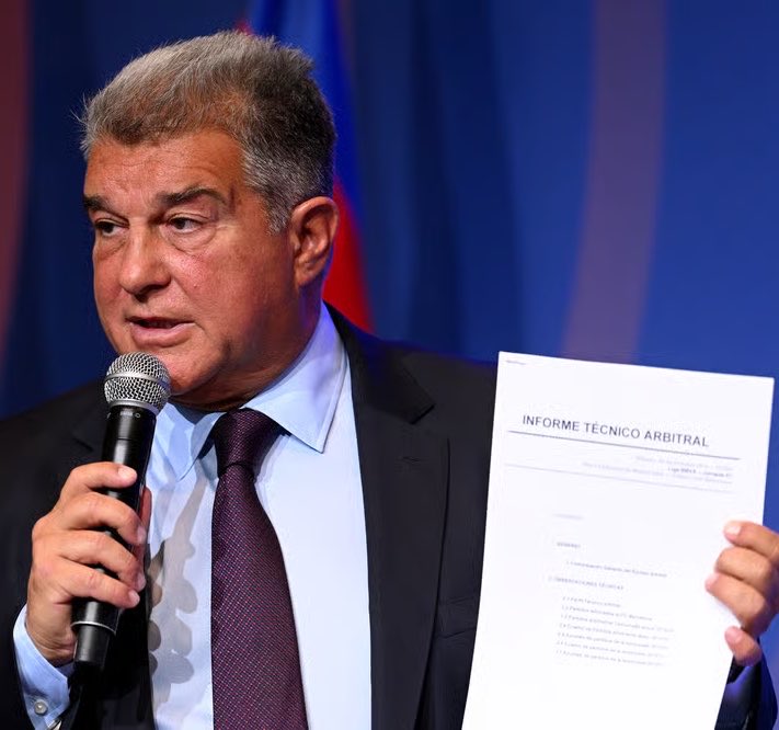 FullTime90X's tweet photo. 🚨🇪🇸 Joan Laporta:

🗣️ “I know it hurts Florentino Pérez and Real Madrid to go two seasons trophyless, change three managers in the process, and still have turbulence in the dressing room. 😭

🗣️ “So they decide to send a 50,000-page document to UEFA regarding an investigation that Barcelona have always been completely clear of. These new documents are just smoke and nothing else. 👀

🗣️ “If we decided to send UEFA documentation regarding the refereeing favours Real Madrid received during their three-peat years, the file might reach one million pages because Madrid were favoured in almost every game during that period. 📄😭

🗣️ “So I would suggest Mr. Pérez stop crying and focus on building a competent team, because as things stand, they could be heading for a third consecutive trophyless season.” 🔵🔴