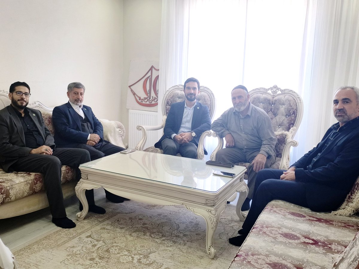 ZekiAras16's tweet photo. Gençlerimize çağrımızdır: Yaşlılarımızın dizinin dibinde oturup hikmetli sözlerini dinleyin.

"1 Ekim Dünya Yaşlılar Günü" vesilesiyle Bursa’mızın bereket kaynağı olan ak saçlı ak sakallı büyüklerimizin ellerini öptük, hayır dualarını istedik. 

Onların duası, çalışmalarımızdaki en büyük berekettir.