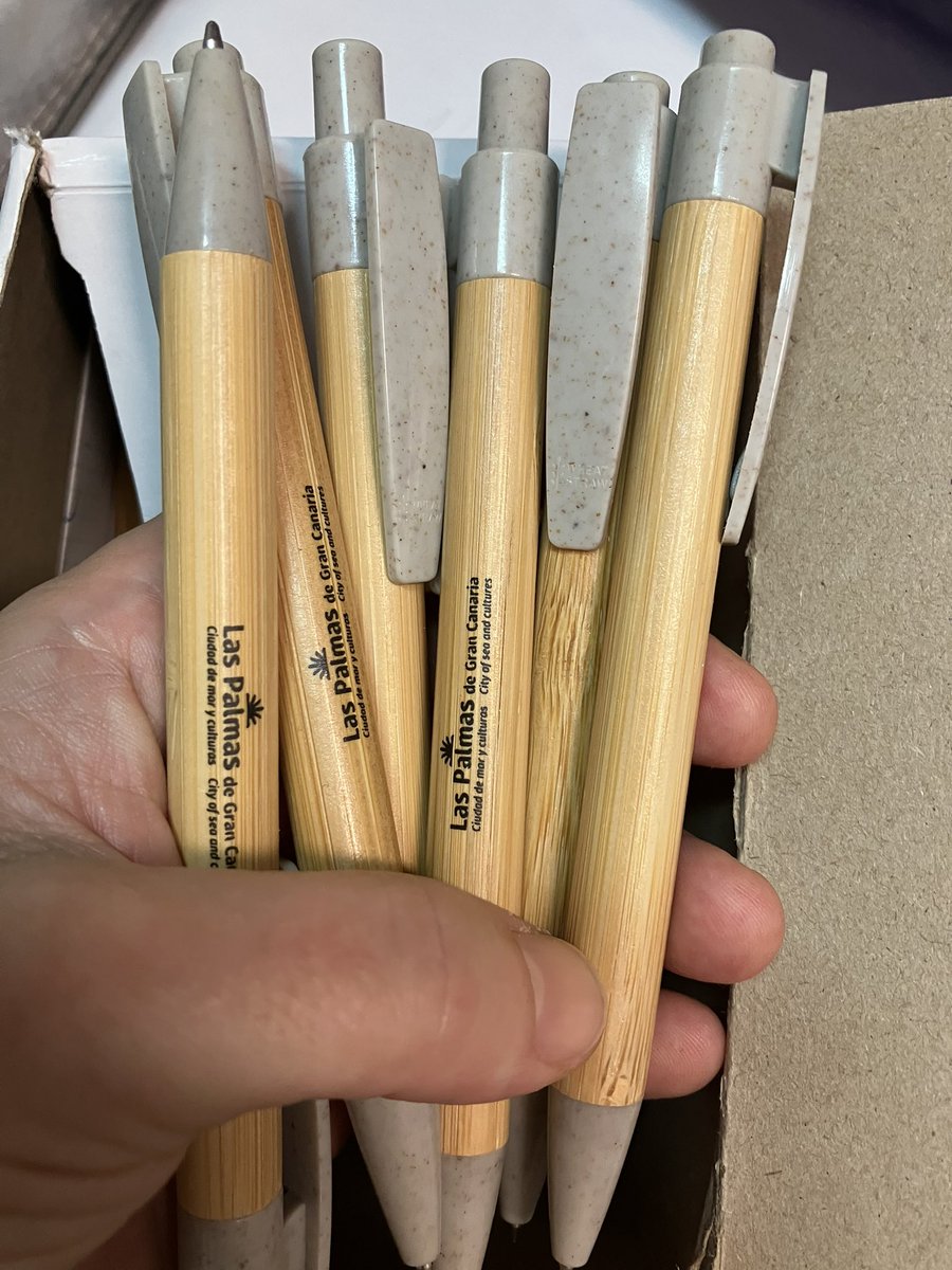 LeonorZozaya's tweet photo. Algún adelanto de las V jornadas abiertas de #Paleografía que este año tratan de #tintas, #manuscritos y #códices el 2/10/2026 en la #Ulpgc. Próximamente subiré ese material pedagógico a ZENODO, y mientras tendremos boli (y estos abanicos comodísimos de #LPGC2031, ¡hasta pronto! https://t.co/BwGXt1IJpf