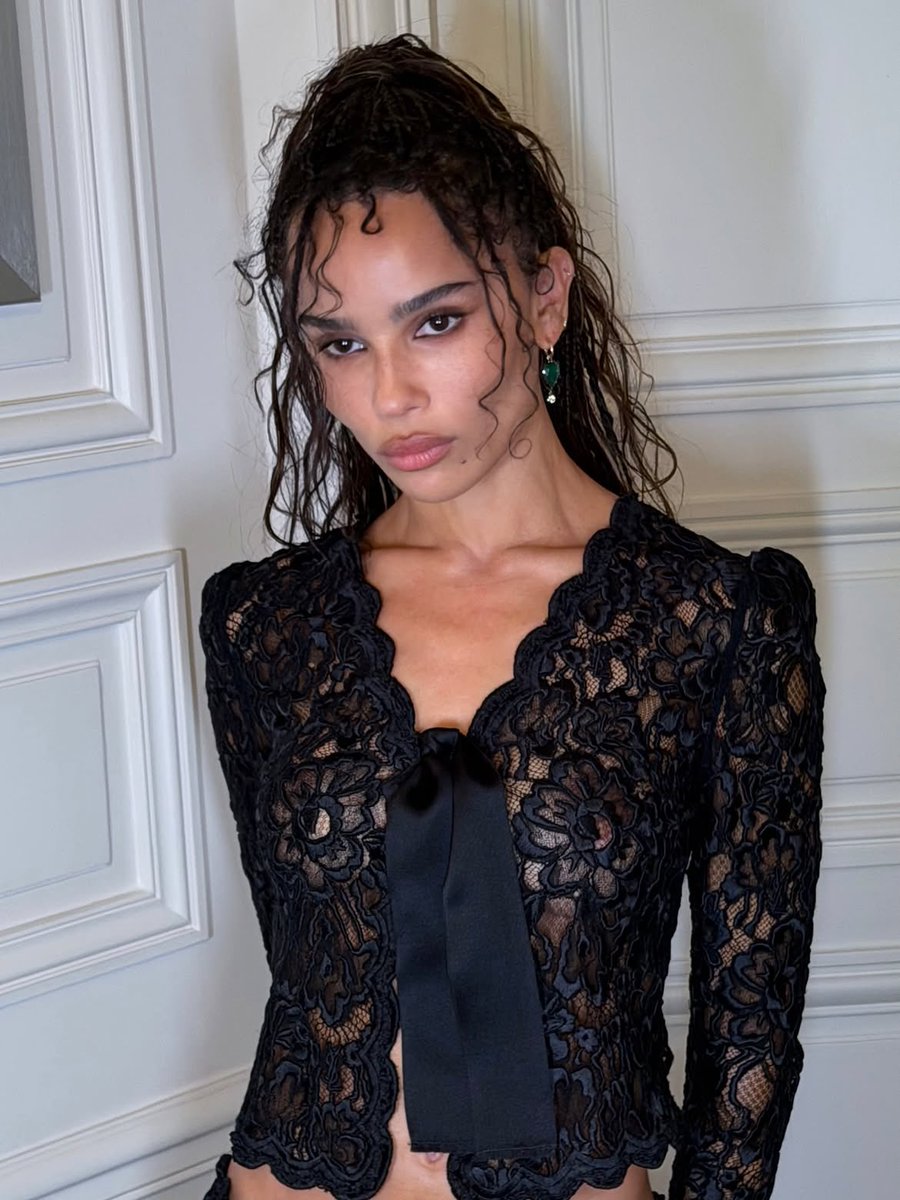 zkravitzsource's tweet photo. zoë for the saint laurent ss'27 show via nina park https://t.co/yz8snVs9iI