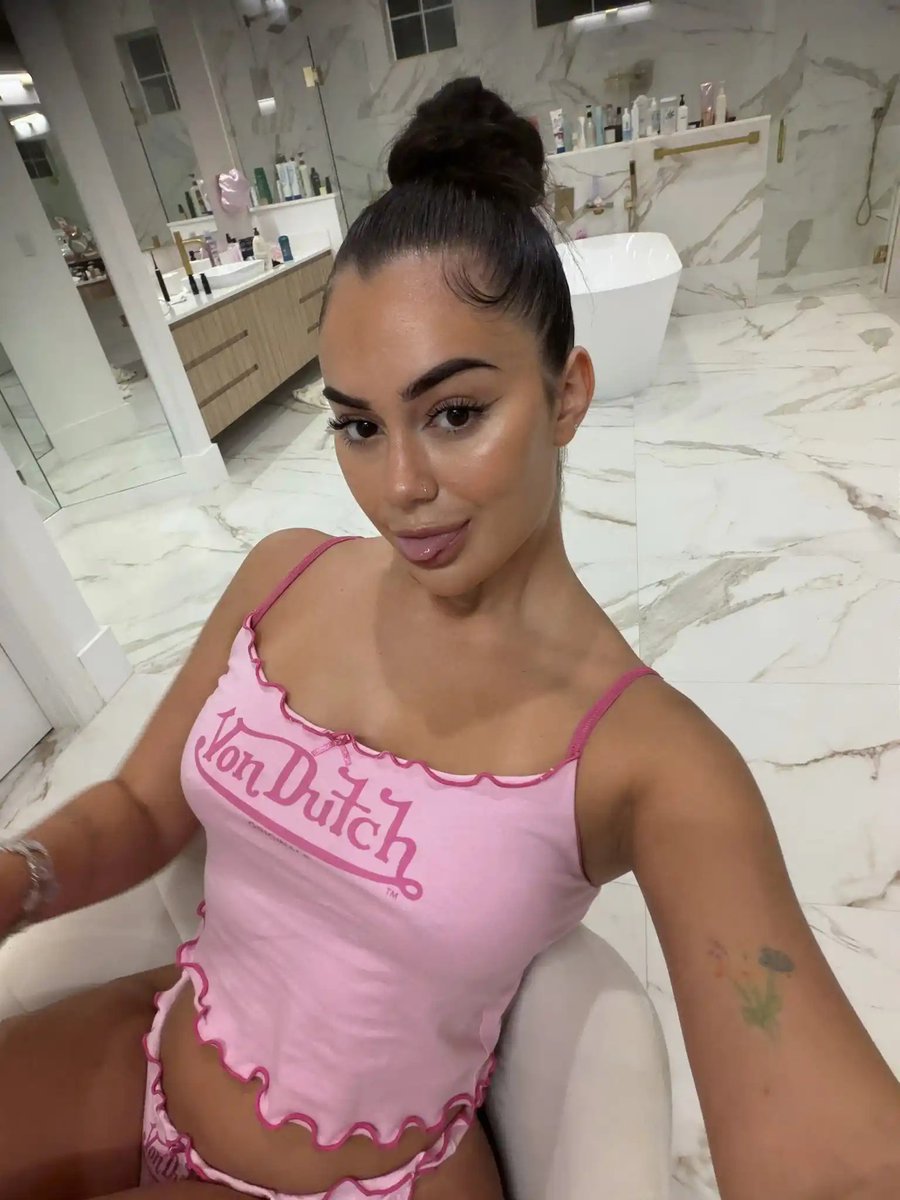Melkteeth5's tweet photo. my body is perfect the way it is https://t.co/21aVdf2GDu