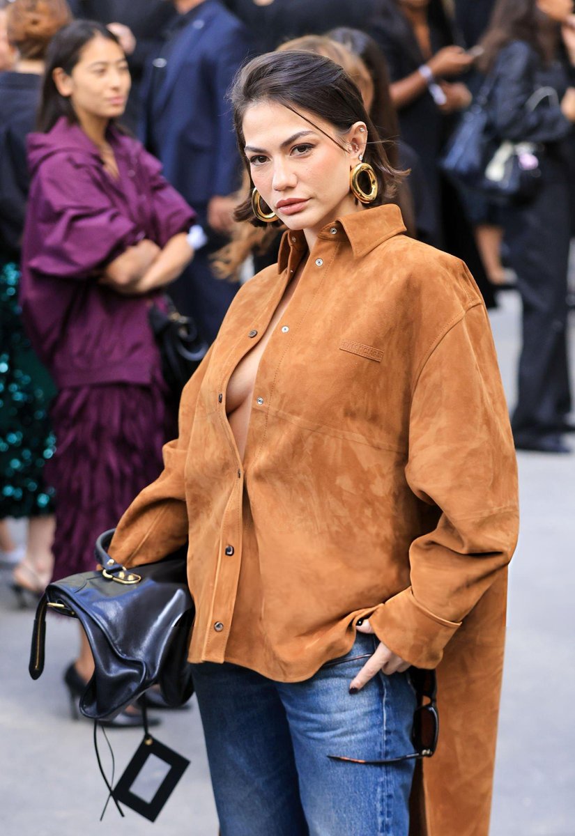 popbackupp's tweet photo. demet özdemir at the balenciaga ss'27 show https://t.co/IBp1hiLUDH