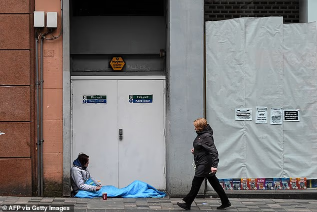 BasilTheGreat's tweet photo. 🚨HOLY SH*T THIS IS AWFUL

A heavily pregnant homeless woman in Glasgow has been REFUSED accommodation  by the council after they claimed unborn babies do not have any rights

Glasgow are currently housing over 3,500 migrants in homeless accomodation

There are some seriously morally bankrupt people out there

What are we doing...?

The woman is 34 weeks pregnant, she needs help, she's just 26 years old 🙏