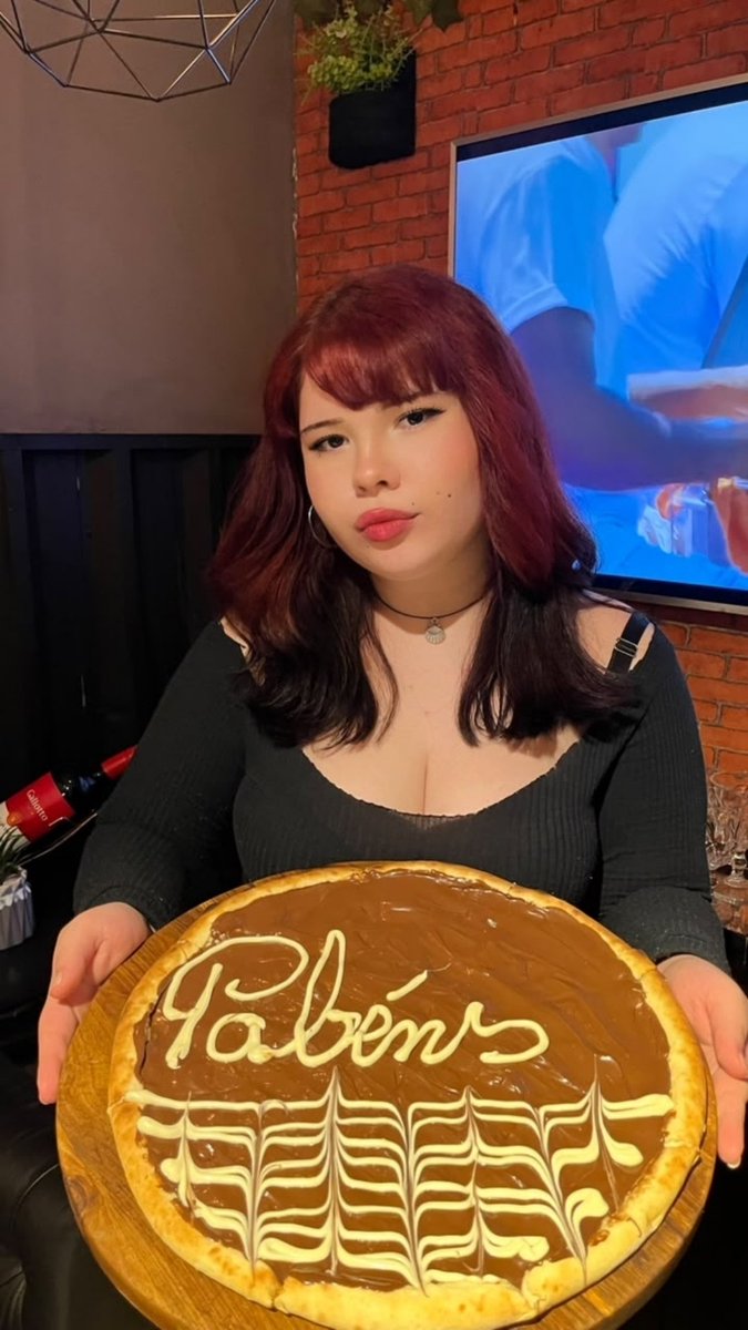 01_06m's tweet photo. meu aniversário e pedi uma pizza escrito pabens amo esse meme https://t.co/QJ0SWhLMsy