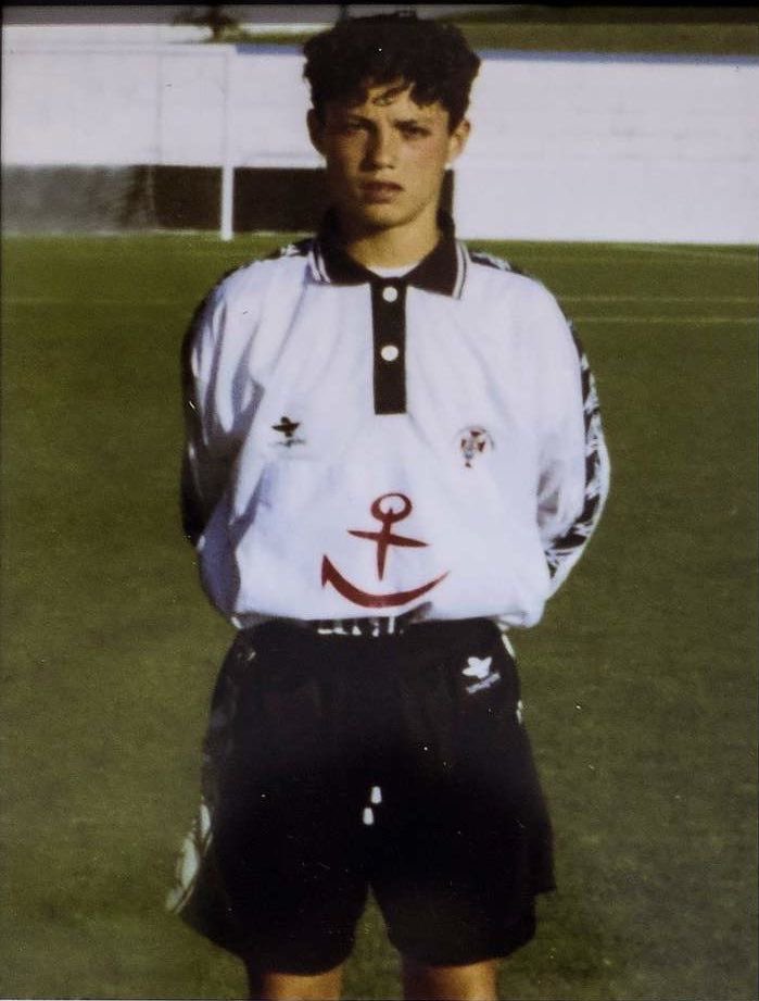 SLBMilGrau's tweet photo. Este miúdo não merece isto @Cristiano

Este miúdo, por mais sonhos que tivesse, jamais acreditaria que ia ser o melhor da história. E ELE É.

Este miúdo não merece que dês munições às pessoas para atacar o teu irrepetível legado.

Cabe-te a ti decidir como este miúdo acabará. https://t.co/V6jwIwuJBl
