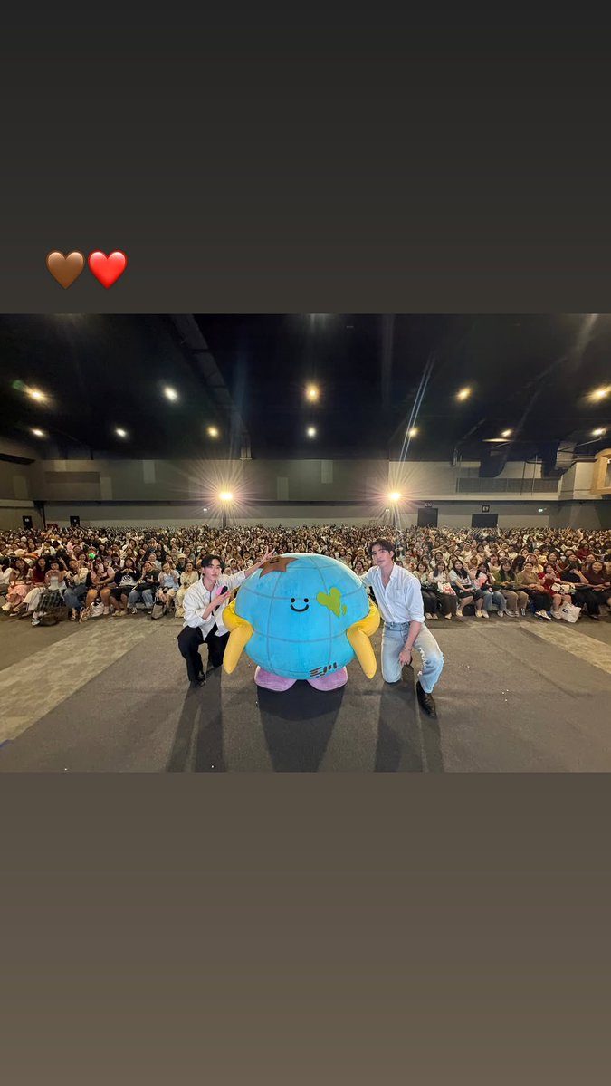 EarthOfficialFC's tweet photo. Happy Family 🤎❤️🩵

IGs : theearthe 

EARTHMIX STW HAPPY FAMILY 
#GMMTVFANIVAL2026HappyFamilyxEM 
@Earth_Pirapat #EarthPirapat https://t.co/j3PS0mRp4w