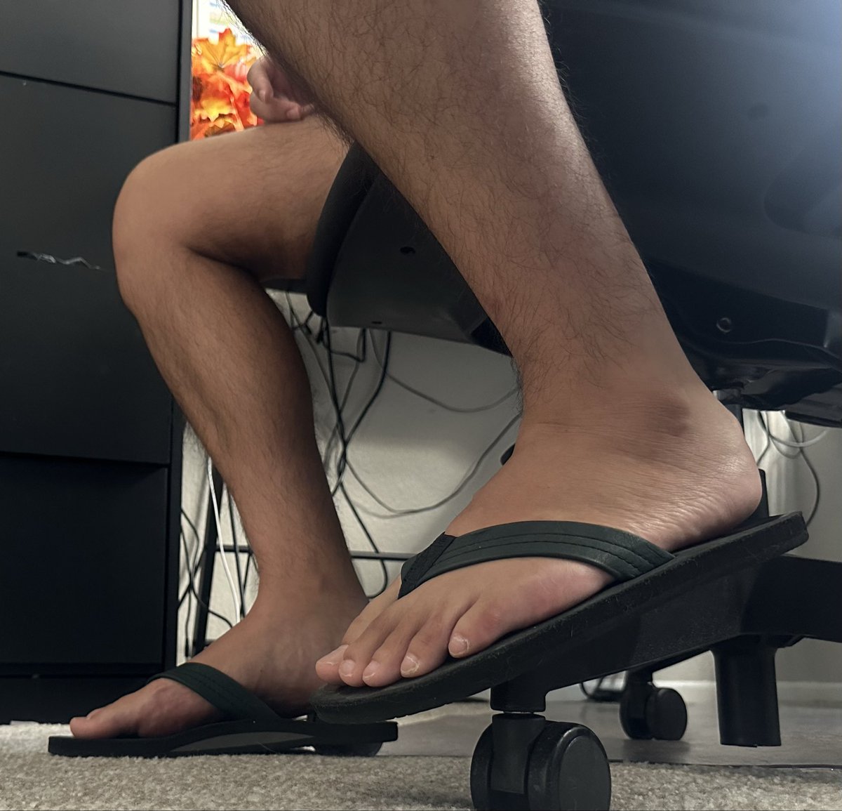SoCalGuy365's tweet photo. Had to bust out the black flops for work today #flops #rainbowsandals #malefeet #feet #feetworshi̇p https://t.co/E2nfilVLtj