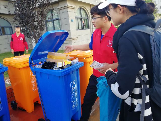 SebrinaSrz's tweet photo. Hoy ayudamos a limpiar la playa con 15 voluntarios! Recogimos 20 bolsas de basura y disfrutamos del ambiente solidario ， https://t.co/Y5wh91nFGE