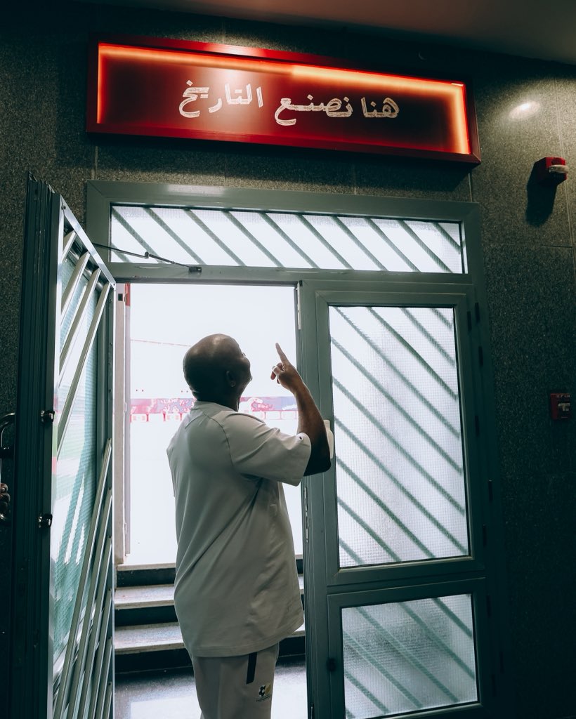 AlAhlyEnglish's tweet photo. 𝐌𝐨𝐬𝐢𝐦𝐚𝐧𝐞 𝐢𝐬 𝐡𝐨𝐦𝐞 ❤

Our legendary coach visited the place where he made history and wrote some unforgettable chapters with the Red Eagles ✨

Always happy to see you, coach 🫡 https://t.co/SmxsIaOCLN