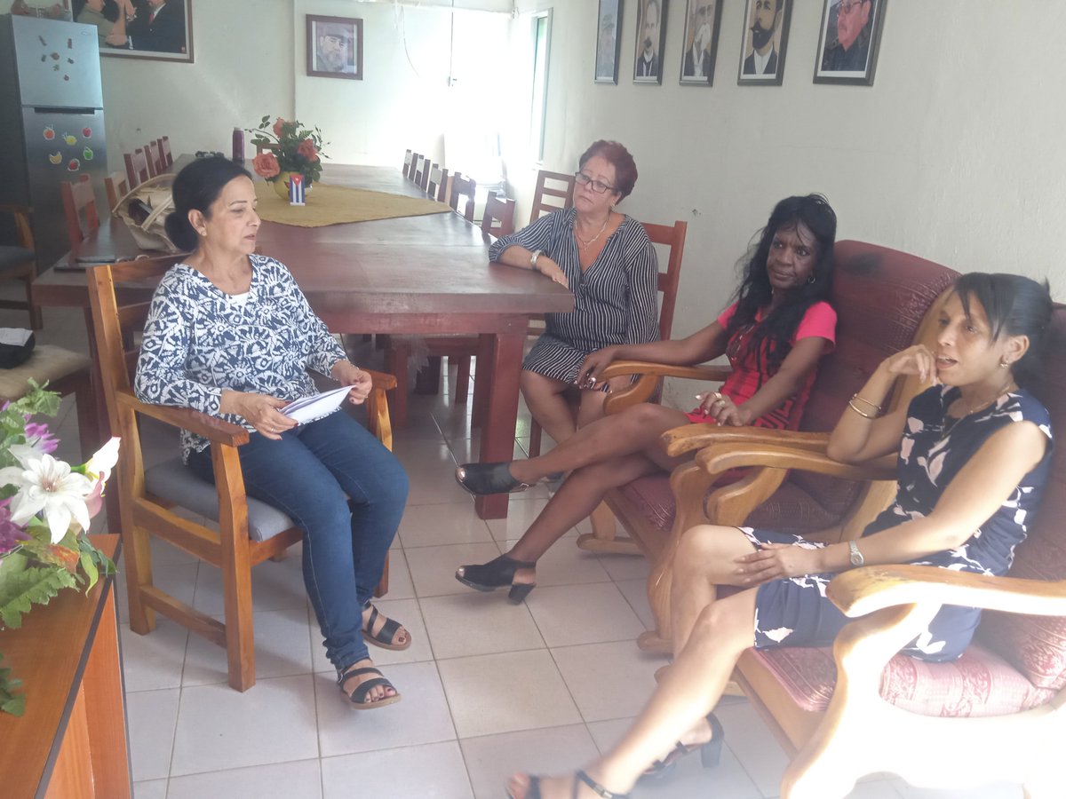 SaimaryGato's tweet photo. La  Joven Yusledy Martínez Bejerano , Reserva del Vicepresidente del Consejo Electoral Municipal en Pinar del Río, intercambia con la Dirección del CEP en la Provincia. A pesar de sus 42 años mantiene su compromiso con el Órgano.#JuntosPorLaDemocracia https://t.co/22GBIwwb8l