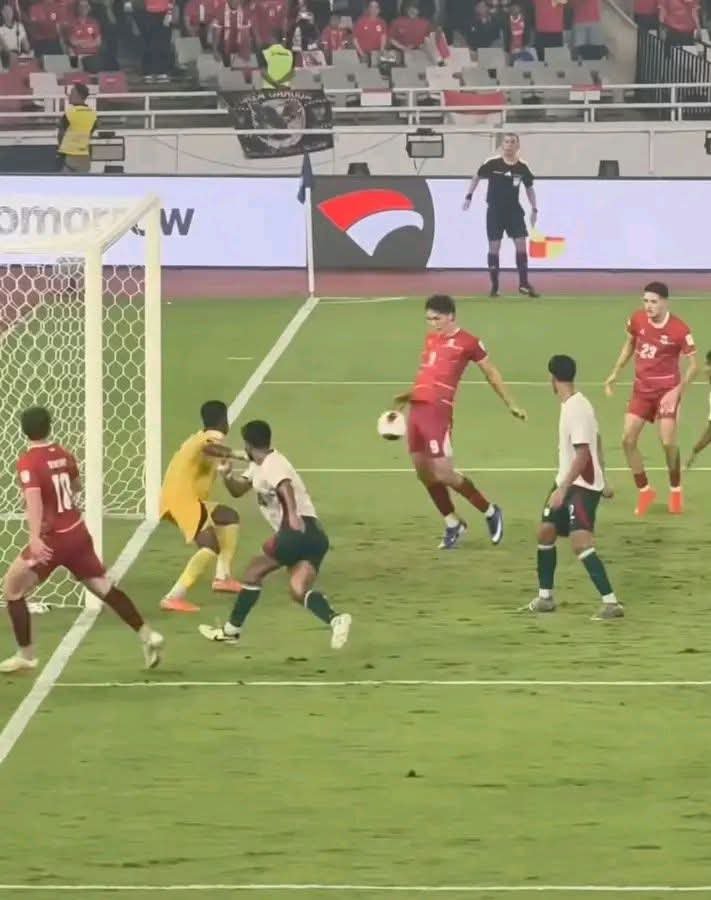 Zephys0x's tweet photo. @unmagnetism Titik terendah dek Malay di gagalin ke final oleh gol pake pelerrr 😂 https://t.co/IkiqYM0S8X