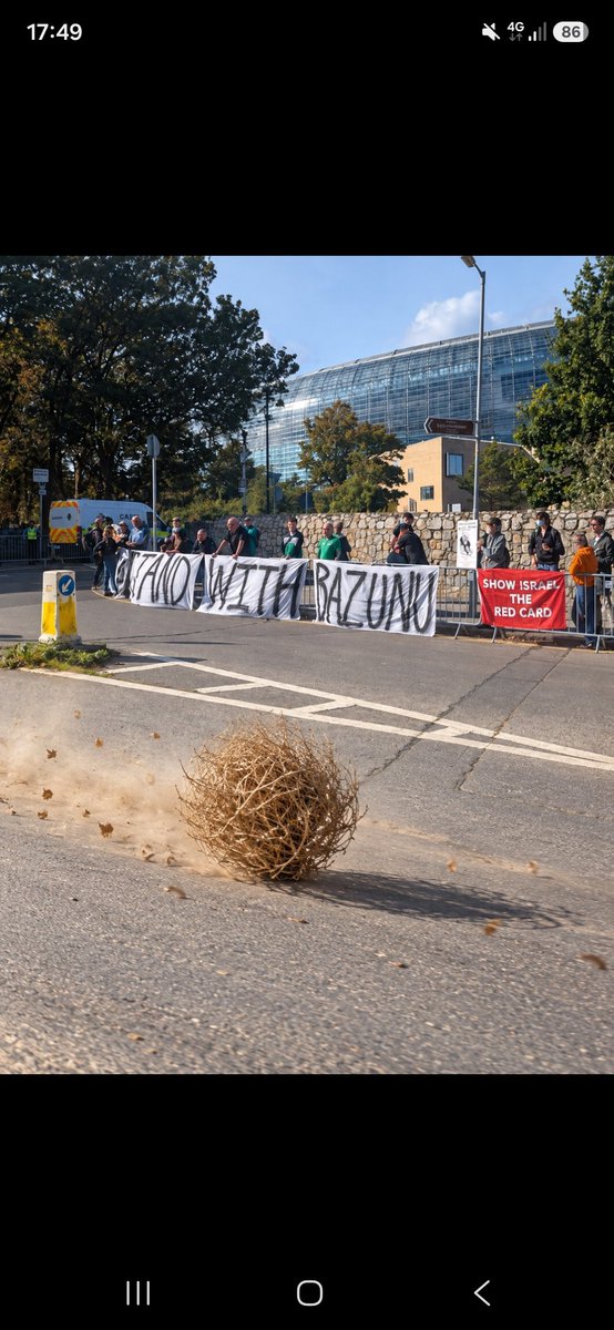 Murphy6rcj's tweet photo. @Niall_Boylan Tumbleweed's at the place, you can actually hear the silence there its that loud 🤣 https://t.co/oH4z53P4hM