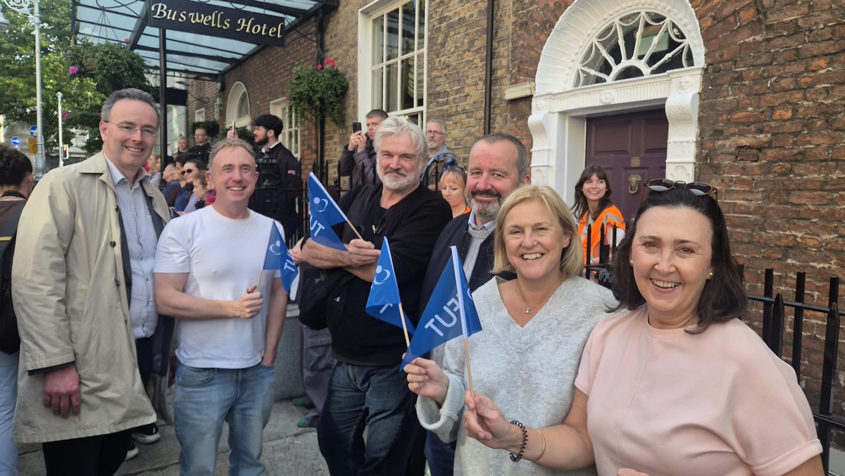 ifut's tweet photo. IFUT members and staff marched with students in Dublin today as @amle_ie called on Government to #FundOurFuture ✊ General Secretary Frank Jones addressed the crowd, reaffirming our solidarity with students. 💙

#IFUT #HigherEducation #Budget https://t.co/67tJMeyKsI
