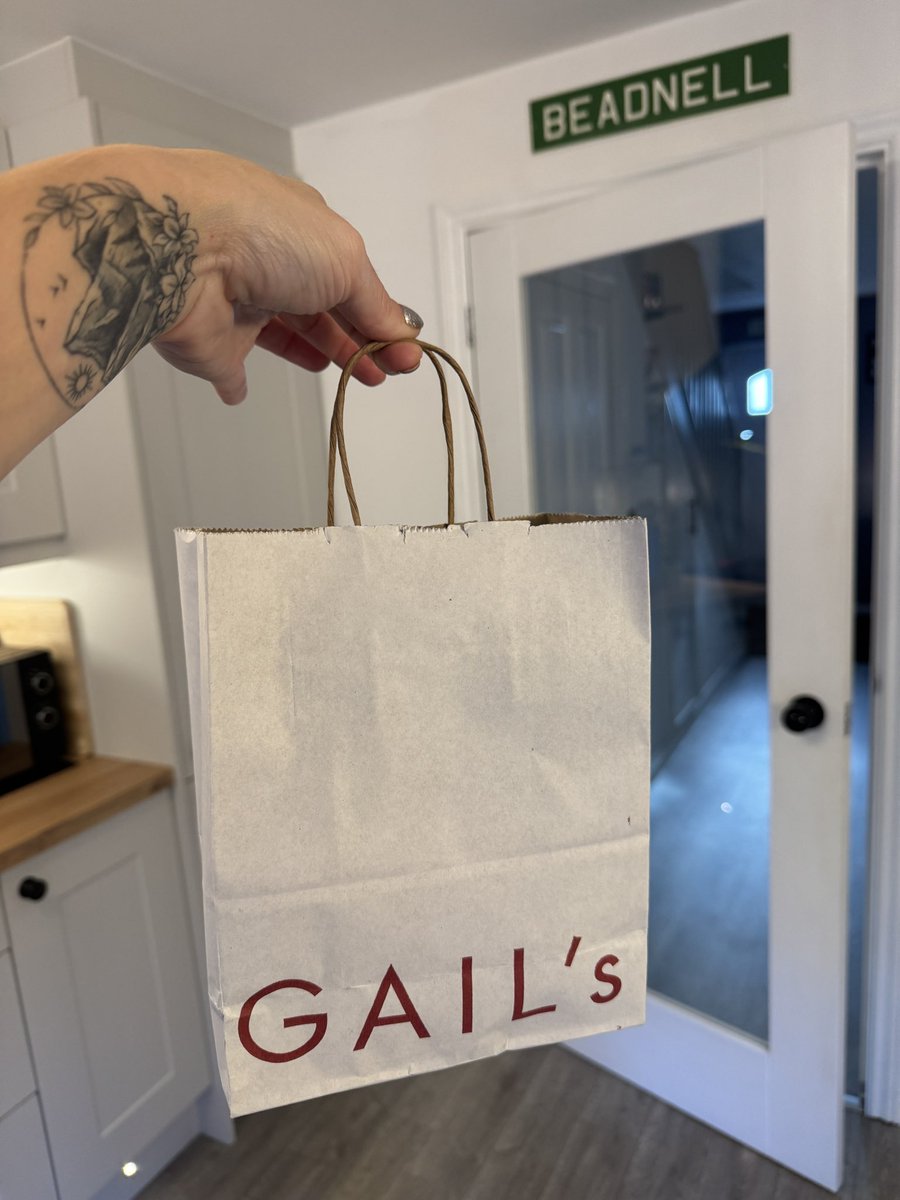 heppdt's tweet photo. When your husband has been to the big smoke for #CPD and brings you this bag back… 👌🫶💪❤️👍 #betterthanGreggs #Gails https://t.co/4yJUr3hcX4
