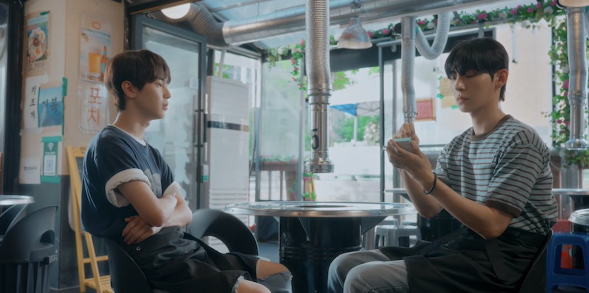 gp_gpt_'s tweet photo. 오잉 "우리 같은냄새 난다" 장면에서 은호가 입은 옷이랑 알바생 도현이 옷이 같은 옷이네용
인호 찐 사복인가..?
#하절기 https://t.co/9nhTi4qpnQ