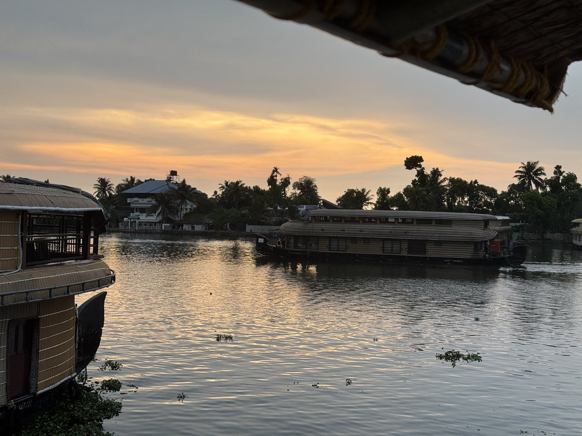 KettleAndTravel's tweet photo. The serene, calm and green is what makes this God’s own country! Enjoying amazing hospitality while sailing in the backwaters of Kerala is an experience worth repeating 😊
#vacation #travel #family #kidsfriendly , https://t.co/2QQl7jRnSR