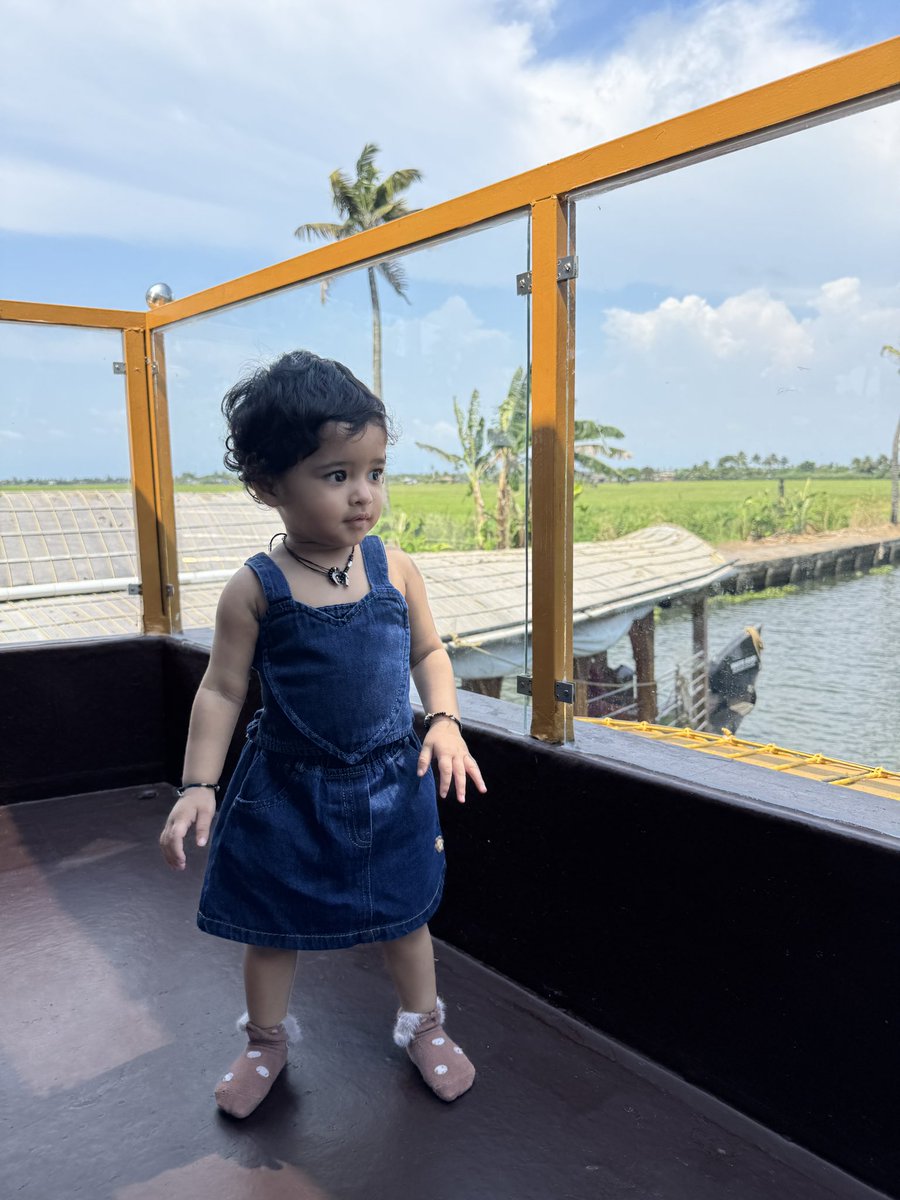 KettleAndTravel's tweet photo. The serene, calm and green is what makes this God’s own country! Enjoying amazing hospitality while sailing in the backwaters of Kerala is an experience worth repeating 😊
#vacation #travel #family #kidsfriendly , https://t.co/2QQl7jRnSR