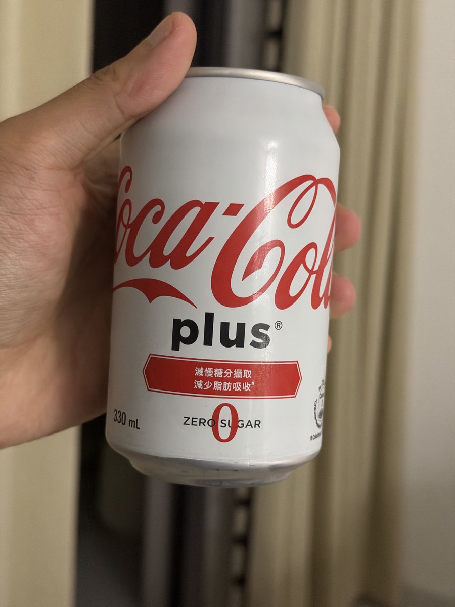 CatalxuanYang's tweet photo. 喝了一罐号称“能减肥”的白色可口可乐，翻到背面直接看笑了：产地竟然在珠海……

仔细研究了一下，香港的无糖可乐和国内的无糖可乐，水其实很深的
这不就是原汁原味的“出口转内销”很多去香港旅游或找代购的人，以为买到了香港本土的可乐但请看图 2 配料表最下方的小字：“canned by Zhuhai Coca-Cola Bev. Co., Ltd., 88 Daishan Road, Qianshan, Zhuhai, China”。
这罐可乐是在广东珠海代工灌装后，运到香港销售，最后又被大家花 2~3 倍的价格人肉/代购背回内😂