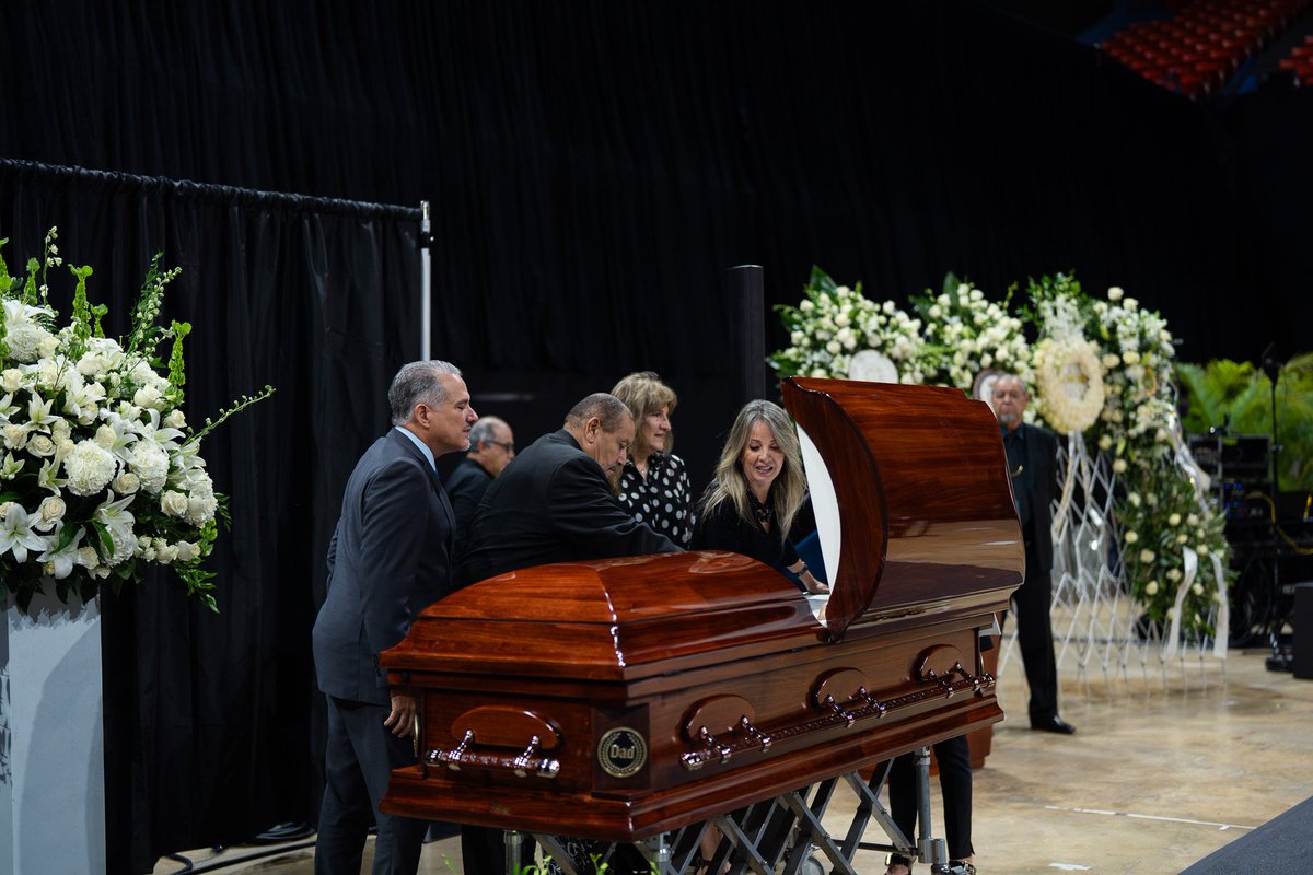 ciudadebayamon's tweet photo. Bayamón se une en un mismo sentimiento para despedir a don Ramón Luis Rivera Rivera.

Familiares, amigos, servidores públicos y ciudadanos se congregan para honrar la vida y el legado de un hombre profundamente ligado a la historia y al desarrollo de nuestra ciudad.

Hoy, su pueblo le acompaña con respeto, gratitud y cariño.