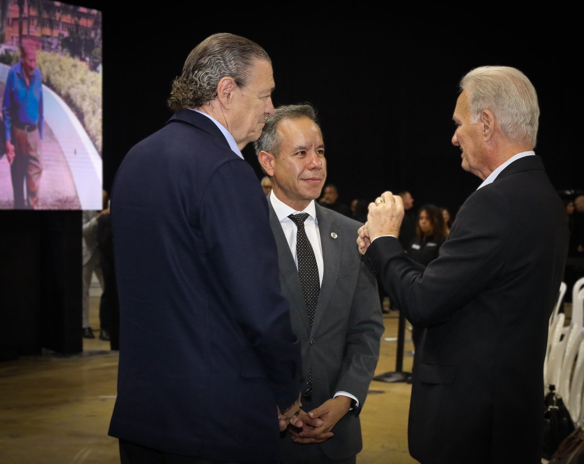 ciudadebayamon's tweet photo. Bayamón se une en un mismo sentimiento para despedir a don Ramón Luis Rivera Rivera.

Familiares, amigos, servidores públicos y ciudadanos se congregan para honrar la vida y el legado de un hombre profundamente ligado a la historia y al desarrollo de nuestra ciudad.

Hoy, su pueblo le acompaña con respeto, gratitud y cariño.
