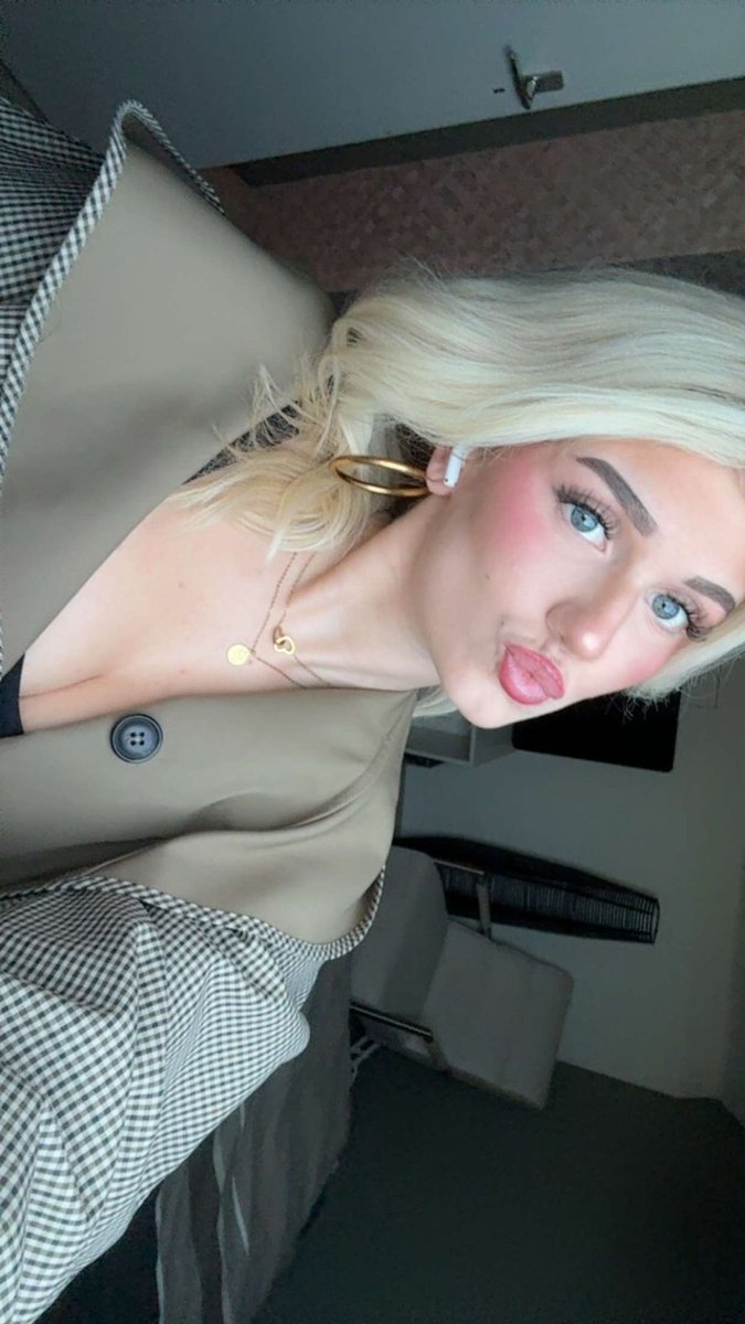 Anna0Anna0q's tweet photo. Welke brave loser is braaf genoeg om m’n shopping te vergoeden in/van Rotterdam?
Stel me niet teleur sukkeltjes. 

Findombe femdombe femdomnl findom findomde https://t.co/5V6ueTS8hQ