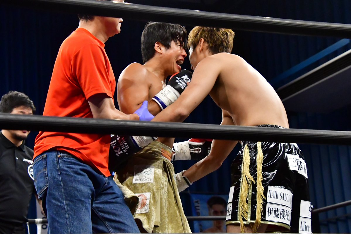 Executioner893's tweet photo. 佐伯健太選手がオーガニック菊﨑選手から3ダウンを奪ったが前日計量超過の為に1R ノーコンテスト裁定に。フォトセッション後のマイクで頭を下げた佐伯選手だ。1R最後の壮絶な乱打戦に菊﨑選手のキックボクサーとしての誇りを感じたメインイベントでした。
#KROSSOVER https://t.co/g2NhmYQ6ks