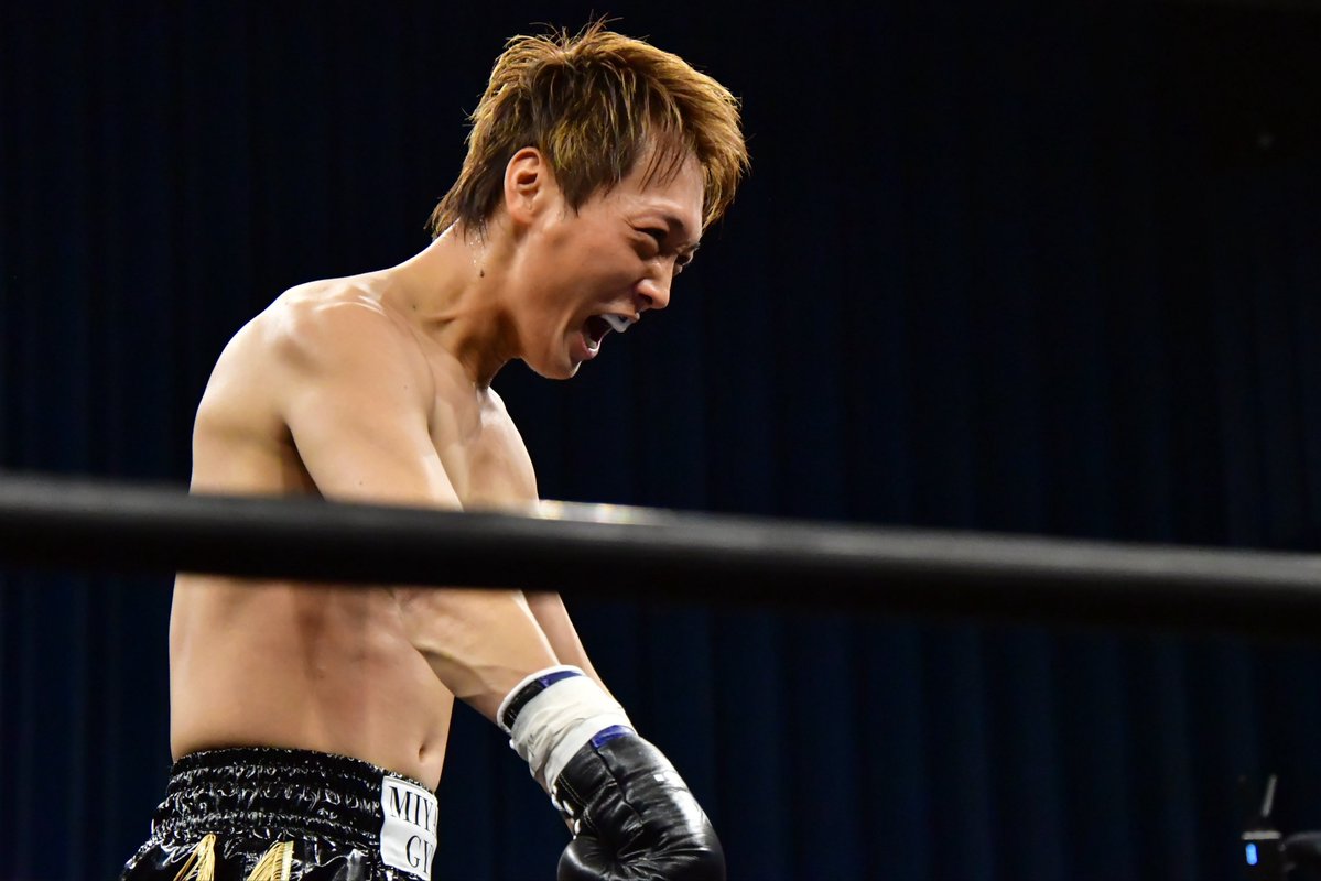 Executioner893's tweet photo. 佐伯健太選手がオーガニック菊﨑選手から3ダウンを奪ったが前日計量超過の為に1R ノーコンテスト裁定に。フォトセッション後のマイクで頭を下げた佐伯選手だ。1R最後の壮絶な乱打戦に菊﨑選手のキックボクサーとしての誇りを感じたメインイベントでした。
#KROSSOVER https://t.co/g2NhmYQ6ks