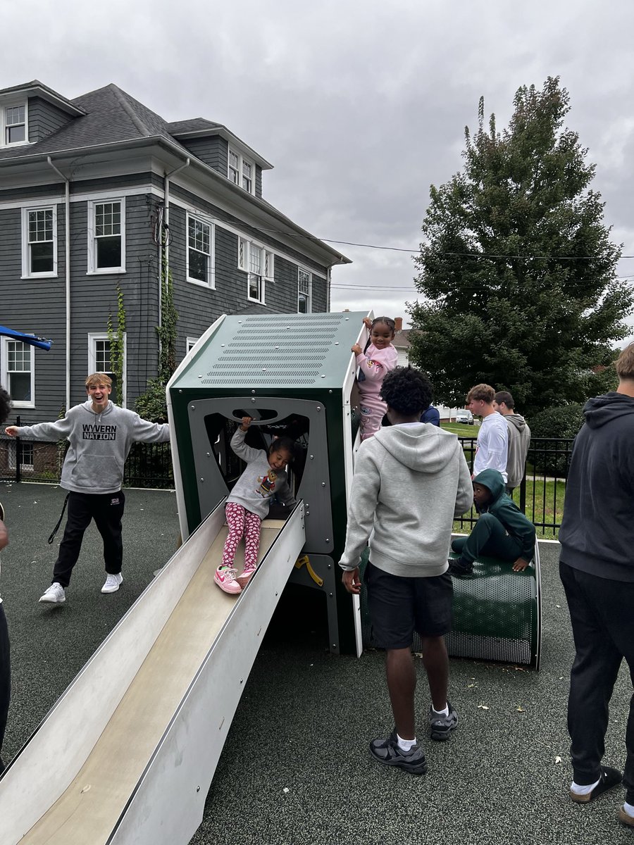 BatoryBrandon's tweet photo. Caring beyond self. Proud of our guys!!
Varsity Football delivering school supplies and spending time with @CFSHartford yesterday afternoon.
@WyvernAthletics @WyvernNation https://t.co/xMt4mDaU2t