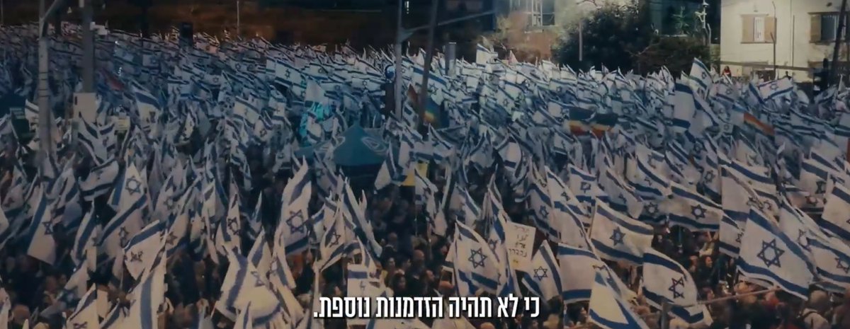 iDembin's tweet photo. הערב (22:50) יוקרן בערוץ 13 הסרט ״התעוררות״ שמתעד את המחאה הגדולה בתולדות המדינה. וזו הזדמנות טובה עבורי לנסות ולהזכיר כמה דברים שקצת שכחנו בתוך מבול הפסימיות ששוטף את מחנה השינוי חודש לפני הבחירות:

1. רוב העם לא רוצה בהמשך כהונת הממשלה הנוכחית. גם כשהסקרים לא נהדרים, כשלגוש איזנקוט נראה שאין רוב (או שיש רוב זעום וגם זה רק בתמיכת רע״מ, שכל הנהגת הגוש זולת גולן מסרבת לקבל), אין שאלה שנתניהו ואנשיו לא קרובים לתמיכה ממנו נהנו בעבר. למפלגות הקואליציה יש 68 מנדטים בכנסת הנוכחית. בסקר הרציני (כלומר, ללא ערוצים 14 ו-15) הכי טוב שלהם - סקר 13 מאתמול - יש להם 54 מנדטים. וזה כשכולם עוברים את החסימה, כולל פייגלין, וינטר ושות׳. 

2. לפחות מפלגה ערבית אחת כבר אותתה שתעמוד בכל הדרישות שגדי איזנקוט מציג כרגע: הכרה במדינה יהודית ודמוקרטית, אימוץ ערכי מגילת העצמאות, הכרה בחובת שירות והכרה בחמאס כארגון טרור - וזו רע״מ. גם המשותפת, אגב, לא בדיוק מורכבת מחובבי חמאס (הפוליטיקאי האחד שכתב פעם אחת, לפני שלוש שנים, מאמר שממנו משתמעת אי-סלידה מחמאס, בדרך להיפסל ממילא). לכל הפחות, ישנה יד מושטת מכיוונם של 21% מאזרחי המדינה. רבין ידע להושיט להם יד אחרי בחירות 92׳ גם בלי שיהיו חלק מהממשלה, בתמורה להסכם לצמצום פערים במגזר הערבי. גם לפיד ובנט ידעו, וביתר שאת. איזנקוט יהיה חייב לנהוג באופן דומה. 

3. הבחירות האלה הן לא (רק) משאל עם על מנהיגותו של בנימין נתניהו. הן גם לא מבחן ל׳מי יותר חזק׳ או ׳מי יכסח ת׳ערבים יותר׳. אפילו לא על ׳אחדות׳. בכל הדברים האלה - הימין מצליח, איכשהו, בעזרת תקשורת מגויסת וכנועה ובעזרת פוליטיקאים מפוחדים מהמרכז, לשלוט בנראטיב. אבל חשוב שנזכור: אלה בחירות על ההפיכה המשטרית, שמעולם לא זכתה לתמיכת רוב העם. בחירות על ניהול הסכסוך וחיזוק החמאס, שהביא ל-7.10 ולמלחמת נצח חסרת יעדי סיום. על משבר חסר תקדים ביחסי החוץ של ישראל, שהפכה לאחת המדינות השנואות בתבל לרבות בארה״ב, בת הברית הגדולה, דווקא כשהיא לכאורה מנצחת בשדה הקרב. על כניסתה של קטאר לתוככי לשכת רה״מ. על שחיתות בלתי נתפסת, לא רק של ראש הממשלה אלא של שלל שריו, חברי הכנסת שלו, יועציהם ומקורביהם. על שימת סוף להדתה הבלתי נתפסת והאגרסיבית, על דחיקת אנשי קהלת וחבריהם מעמדות כח, על הפסקת הטרור היהודי בשטחים. על שינוי כיוון בכל מובן וזווית. וכשעל כל אלה הבחירות, נתניהו לא יכול לנצח.

4. בבחירות האחרונות, כמו בלא מעט מערכות בחירות, אחוזי ההצבעה בריכוזים ליברליים היו נמוכים למדי. תל-אביב וחיפה, ספציפית, נעו סביב ה-56-60 אחוזים בלבד (שהם, לפי הערכות, 70% ריאלי, דומה לשאר המדינה). הפעם, זה לא ייגמר בזה. אחוזי ההצבעה יעלו, כי הם חייבים לעלות. החילונים, הליברלים, המתונים, כל אלה חייבים יהיו לצאת להצביע באחוזים שמזכירים את החרדים והמתנחלים. כמו בבחירות ללשכת עורכי הדין לפני שלוש שנים, אנחנו צריכים לראות תורי ענק שמתפתלים מעבר לפינה וסביב העיקול בכניסה לכל קלפי. בכל שעה של היום. בישראל, נהוג שאחוזי הצבעה גבוהים מספרים דווקא על ניצחון לימין בגלל שרוב ה׳בלתי מעוניינים׳ חיים בפריפריה הנוטה-ימינה. זה לא הסיפור של בחירות 2026. אחוז הצבעה של 75% במרכז, בשרון, בחיפה, בקיבוצים, במושבים וכמובן במגזר הערבי - יביא את הניצחון. לא עוד חמישים קולות בקרית שמונה, לא עוד מאה וחמישים קולות בשכונות הדתיות של פתח תקווה. 

5. אין לנו ברירה. אתם זוכרים את הסיפור המפורסם של הנשיא ביידן על המפגש שלו עם גולדה? ואיך שהיא הסבירה לו שלישראל יש "נשק סודי" והוא העובדה ש"אין לנו שום מקום אחר ללכת אליו"? ובכן, זה הסיפור שלנו, הליברלים. נכון, לחלקנו יש דרכונים זרים (אגב, גם להמון שמרנים. המון), וכן - חלקנו גר בחו״ל בעבר, אפילו בהווה, ויש לו חלופות. אבל אף מקום הוא לא ישראל. זה הבית. זו המשפחה. זה המקום שלנו. עליו אנחנו נלחמים. בפראפראזה על שלמה יידוב - בלילה בלילה, בארה״ב או באירופה או בדרום אמריקה, אנחנו חולמים בעברית. אנחנו הציונות, לא פחות ולמעשה הרבה יותר מסמוטריץ׳, בן גביר, וינטר, דרעי וכן הלאה. אנחנו אופטימיים כי אין לנו ברירה, אנחנו ננצח כי אין לנו ברירה. זה קרב מאסף לא רק על ארבע השנים הקרובות, אלא על דמותה ועתידה של ישראל ועל הציונות עצמה. זה הרצל ובן גוריון או הרב לוינשטיין הרב טאו. 

יאללה, תרימו ראש חברים. הערב צופים ב׳התעוררות׳. מחר בבוקר מתעוררים מחדש והולכים לכבוש את המדינה. יש לנו חודש, make it count. כמו שכתב פעם ברנר: "החמה זרחה כמו לפני הגשם. ההוויה הייתה הוויית-קוצים. כל החשבון עוד לא נגמר." עוד לא.

התמונה - צילום מסך מתוך הסרט שישודר, כאמור, הערב.