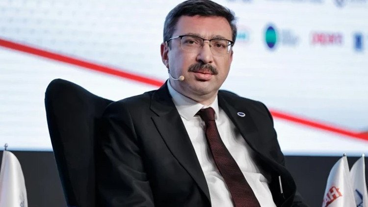 Piyasa1526's tweet photo. 🗣️ Soru: Bir hissedeki bin kat artış SPK’nın gözünden kaçabilir mi? Bu fonların manipülasyonu nasıl fark edilmedi.

🎤 Eski SPK Başkanı Ömer Gönül:

"Denetim ve gözetimler sıkıdır. Manipülasyonun veya kural dışı bir hareketin gözden kaçması olmaz. Tabii hiçbir şey yüzde 100 de değildir. Ayrıca öncelikle delillendirmek gerekir. Halk teveccüh eder de bir hisseye yığılma olursa onu hemen ‘manipülasyon’ olarak sınıflandıramayız. Soruşturup delillendirmemiz gerekir. Bu da bugünden yarına olmaz, ortalama üç-dört aylık bir süreç alır. Dosya da öylece oluşturulur."

-NTV