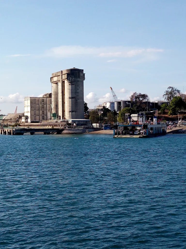 Seid101's tweet photo. Bamburi cement could effectively use ocean birges/small coastal bulk carriers to transport construction materials to Dangote's refinery site over the thin and wearing Malindi-Lamu road. Mbaraki Wharf in MSA and Mnarani Jetty in Kilifi could in theory be used as loading areas. 1/ https://t.co/o7deOYm2jq
