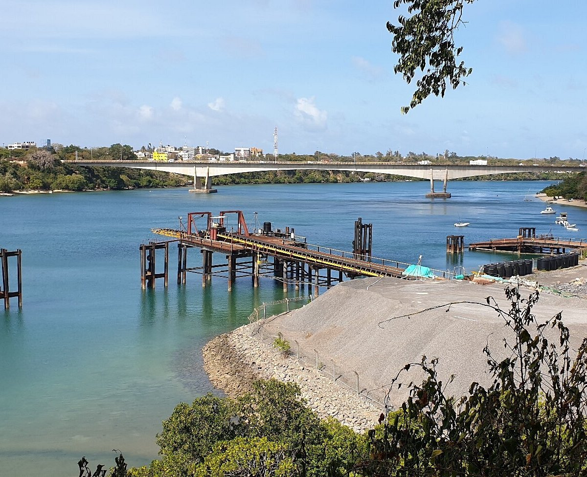 Seid101's tweet photo. Bamburi cement could effectively use ocean birges/small coastal bulk carriers to transport construction materials to Dangote's refinery site over the thin and wearing Malindi-Lamu road. Mbaraki Wharf in MSA and Mnarani Jetty in Kilifi could in theory be used as loading areas. 1/ https://t.co/o7deOYm2jq