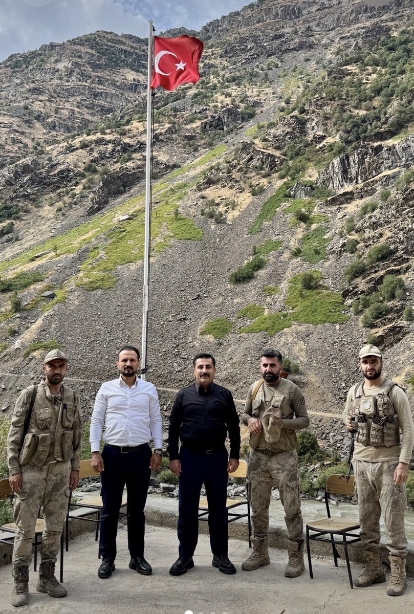 guvenlikkorucum's tweet photo. 📍 Hakkâri / Çukurca – Zap Korucu Noktası

Görev yerlerinde cefakârca ve fedakârca nöbet tutan korucularımızı ziyaret ederek taleplerini dinleyen Siirt Güvenlik Korucuları ve Şehit Aileleri Federasyonu Başkanımız İsmail Şehitoğlu’na teşekkür ederiz.

Korucularımız, 41 yıldır olduğu gibi bugün de devletin ve milletin emrinde, sınır ötesi ve yurt içinde görevinin başında Vatan Nöbetinde.🇹🇷
@mustafaciftcitr @kubrayigitbasi @valialicelik