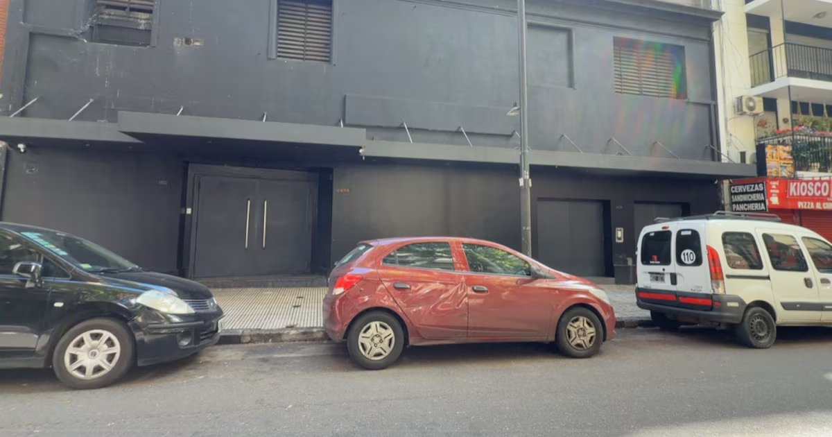 infobae's tweet photo. UNA BRUTAL PELEA EN UN BOLICHE DE PALERMO TERMINÓ CON SEIS DETENIDOS Y UNA CAUSA POR INTENTO DE HOMICIDIO

La Policía de la Ciudad intervino esta madrugada en Araóz al 2400, donde un enfrentamiento iniciado dentro de un local bailable dejó tres personas heridas trasladadas por el SAME.

Seis personas fueron detenidas esta madrugada en el barrio porteño de Palermo, en el marco de una pelea que se inició en el interior de un local bailable ubicado en Araóz al 2400 y se extendió a la vía pública.

Infobae 📎 https://t.co/tPZfylbGAi