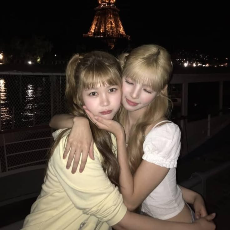 atmaYEON's tweet photo. @atmaYUHA @atmaCARMEN @atmaROHYUNA @atmaLEEAN Biar Yuha nnie tidak left out <3 https://t.co/NQI4kHj55H