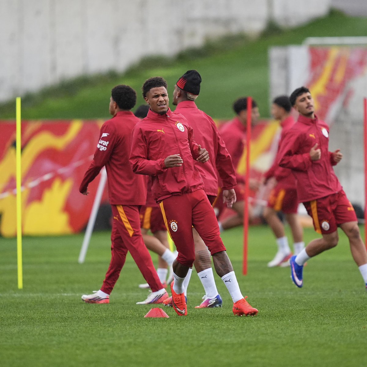 GalatasaraySK's tweet photo. 🦁 Aslanlarımız, Trendyol Süper Lig’in 7. haftasında Kasımpaşa ile oynayacağı maçın hazırlıklarını bugün Kemerburgaz Metin Oktay Tesisleri’nde yaptığı antrenmanla sürdürdü. 💪

#GSvKAS https://t.co/DRNfDTJZZs