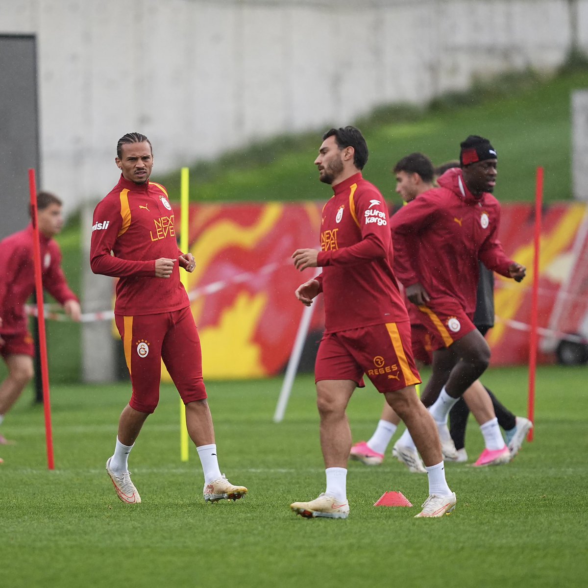 GalatasaraySK's tweet photo. 🦁 Aslanlarımız, Trendyol Süper Lig’in 7. haftasında Kasımpaşa ile oynayacağı maçın hazırlıklarını bugün Kemerburgaz Metin Oktay Tesisleri’nde yaptığı antrenmanla sürdürdü. 💪

#GSvKAS https://t.co/DRNfDTJZZs