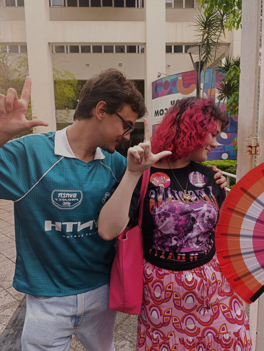 anxlehy's tweet photo. eu quando sou a lésbica mais performática da Vila Mariana e apresento esse meme pro @cortezpsol https://t.co/Os6PTAPEUY