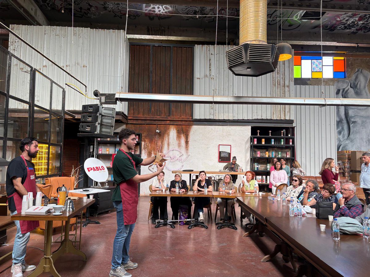 KonakBel's tweet photo. 1 Ekim Dünya Kahve Günü ve Dünya Yaşlılar Günü vesilesiyle, İleri Yaş Sağlıklı Yaşam Merkezi üyelerimizle birlikte Gaziemir Pablo Artisan Coffee’de buluştuk ☕️✨

​Kahve çekirdeğinin fincana uzanan serüvenini dinleyip, usta ellerden yapım tekniklerini dinlerken büyüklerimizin tatlı anılarıyla neşelenen, kahve kokulu sıcacık bir gün geçirdik.

​Hayat tecrübeleriyle yolumuzu aydınlatan büyüklerimizin Dünya Yaşlılar Günü’nü kutluyor, hayatı onlarla birlikte güzelleştirmeye devam ediyoruz.💙