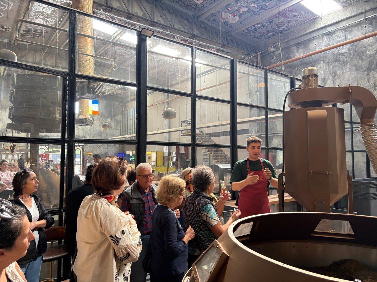 KonakBel's tweet photo. 1 Ekim Dünya Kahve Günü ve Dünya Yaşlılar Günü vesilesiyle, İleri Yaş Sağlıklı Yaşam Merkezi üyelerimizle birlikte Gaziemir Pablo Artisan Coffee’de buluştuk ☕️✨

​Kahve çekirdeğinin fincana uzanan serüvenini dinleyip, usta ellerden yapım tekniklerini dinlerken büyüklerimizin tatlı anılarıyla neşelenen, kahve kokulu sıcacık bir gün geçirdik.

​Hayat tecrübeleriyle yolumuzu aydınlatan büyüklerimizin Dünya Yaşlılar Günü’nü kutluyor, hayatı onlarla birlikte güzelleştirmeye devam ediyoruz.💙