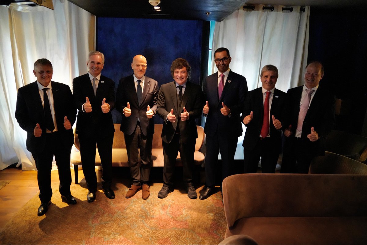 OPRArgentina's tweet photo. El Presidente Javier Milei, junto al Ministro de Economía, Luis Caputo, y al Canciller, Pablo Quirno, mantuvo un encuentro con CEOs del sector hidrocarburos en el marco de Argentina Week, en París.

Participaron el CEO de YPF, Horacio Marín; el Secretario de Coordinación de Energía y Minería, Daniel González; el CEO de ENI, Claudio Descalzi; y el Ministro de Industria de los Emiratos Árabes Unidos y CEO de ADNOC, Sultan Al Jaber.