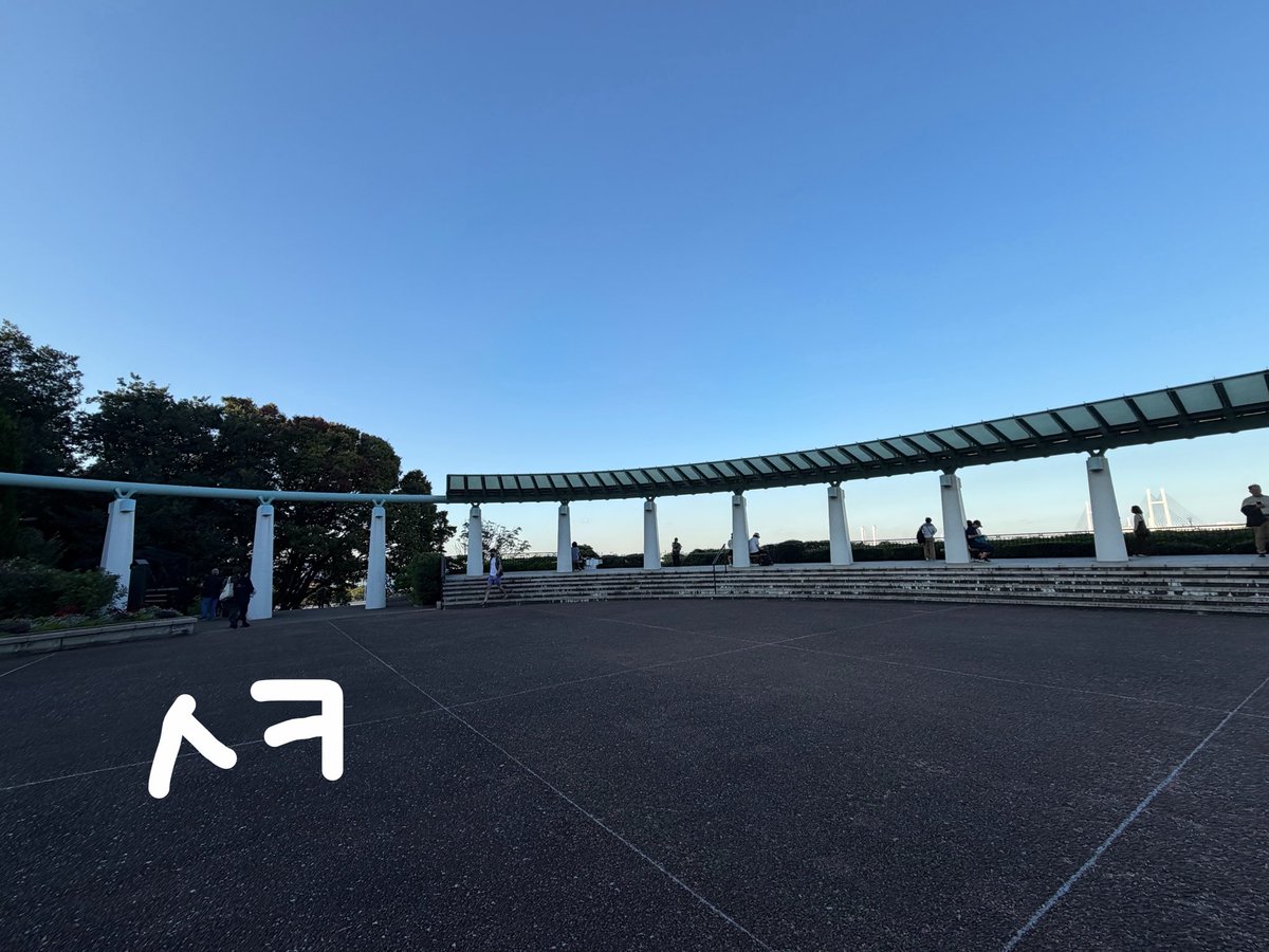 suouusama's tweet photo. 큼큼.. 이거 진짜 그냥 제 생각인데 
요코하마 미나토노미에루오카코엔(항구가 보이는 공원) 전망대 港の見える丘公園 展望台 라는 곳인데.. 개비슷하지않나요 
오늘 우연히 갔는데 ㄴㅁ 비슷한거임 
혹시 누가 이미 발견햇거나 공식에서 올린 자료가 있나요.. https://t.co/2aetWHNcB6