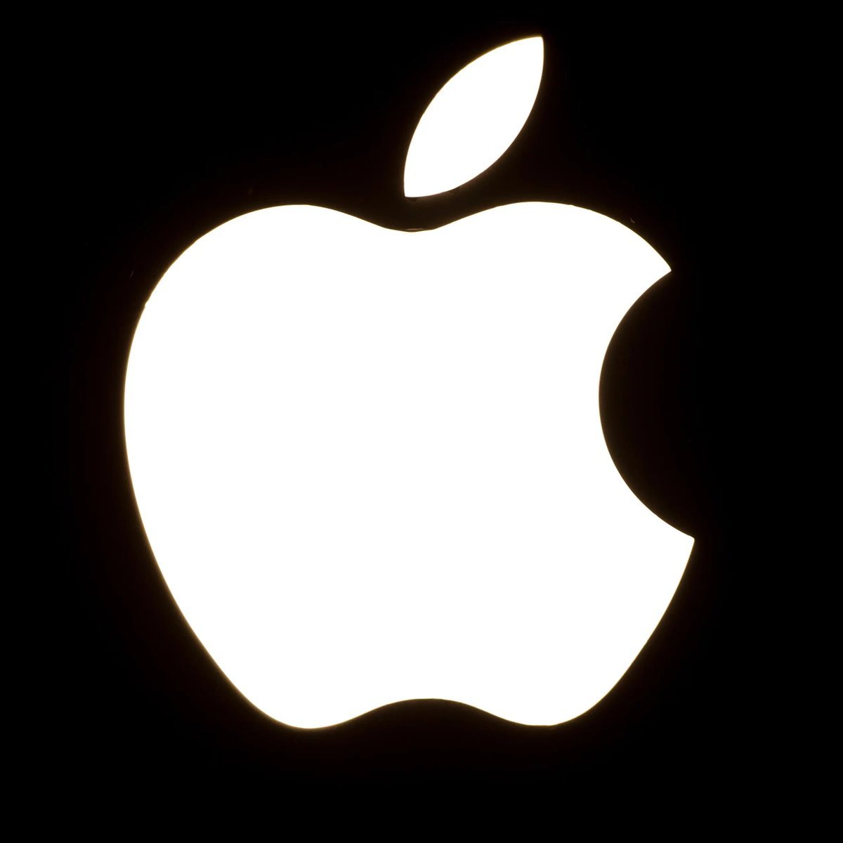 wallstengine's tweet photo. Needham says Apple $AAPL’s biggest long-term risk is $META

or another AI-first competitor building an agent + hardware ecosystem that disintermediates the iPhone.

“...META's primary goal has been to replace Apple's consumer platform with its own. META is developing products that directly attack AAPL's core business, we believe.”